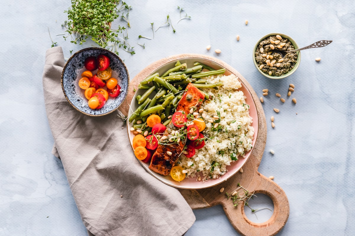 Quinoa con vegetales asados para cena saludable
